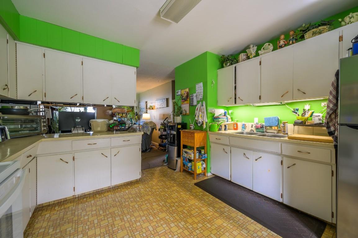 2257/2259 Valleyview Drive, Kamloops, BC - Indoor Photo Showing Kitchen With Double Sink