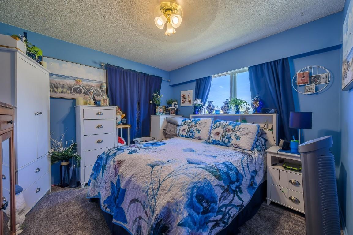 2257/2259 Valleyview Drive, Kamloops, BC - Indoor Photo Showing Bedroom