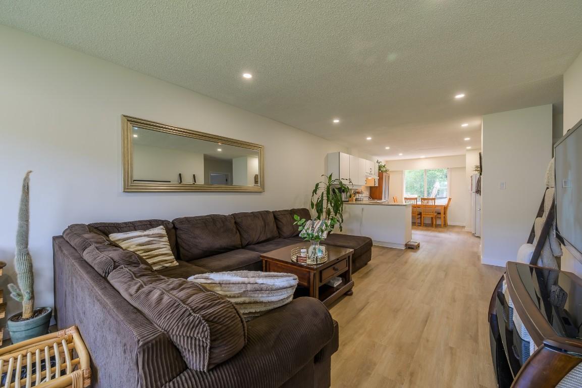 2257/2259 Valleyview Drive, Kamloops, BC - Indoor Photo Showing Living Room