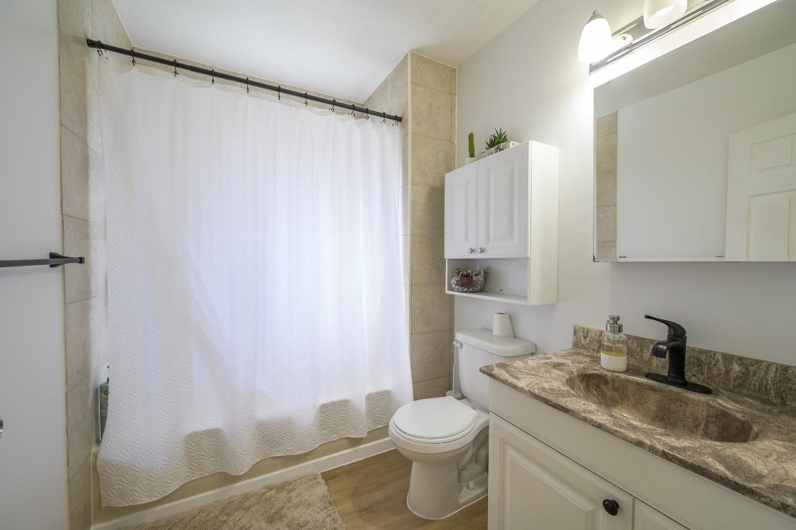 2257/2259 Valleyview Drive, Kamloops, BC - Indoor Photo Showing Bathroom