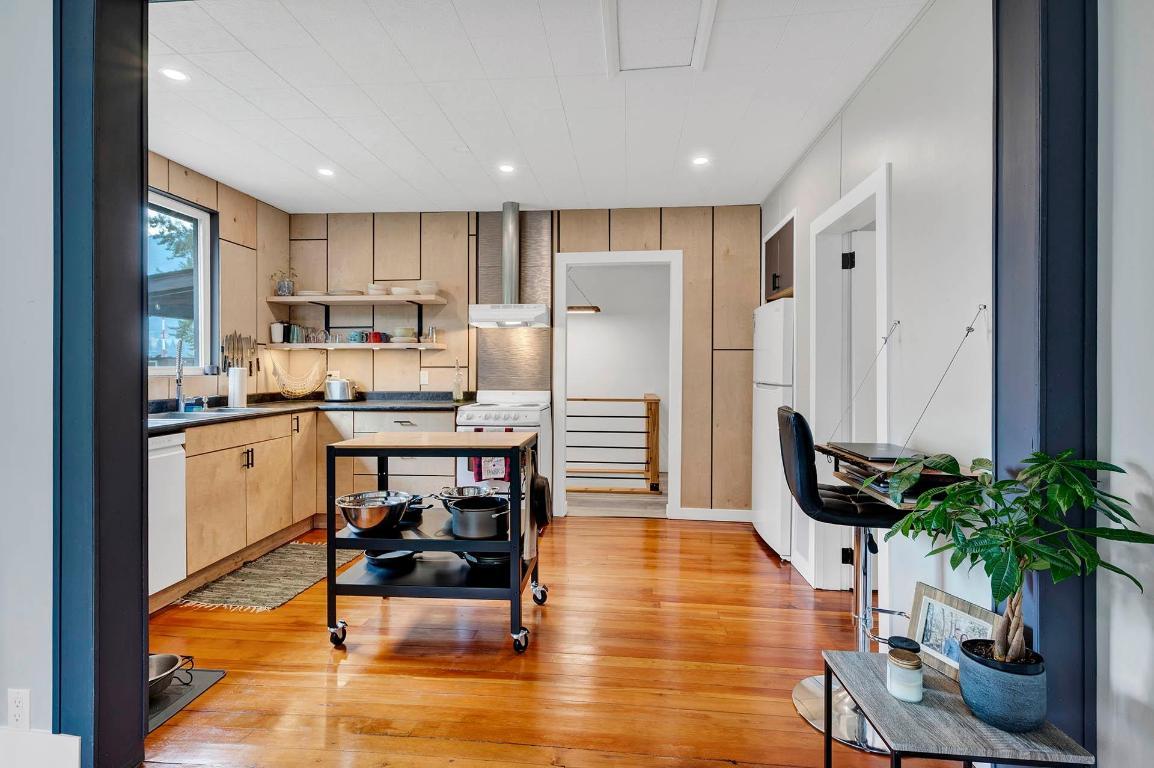 1615 Birch Island Lost Crk Road, Clearwater, BC - Indoor Photo Showing Kitchen
