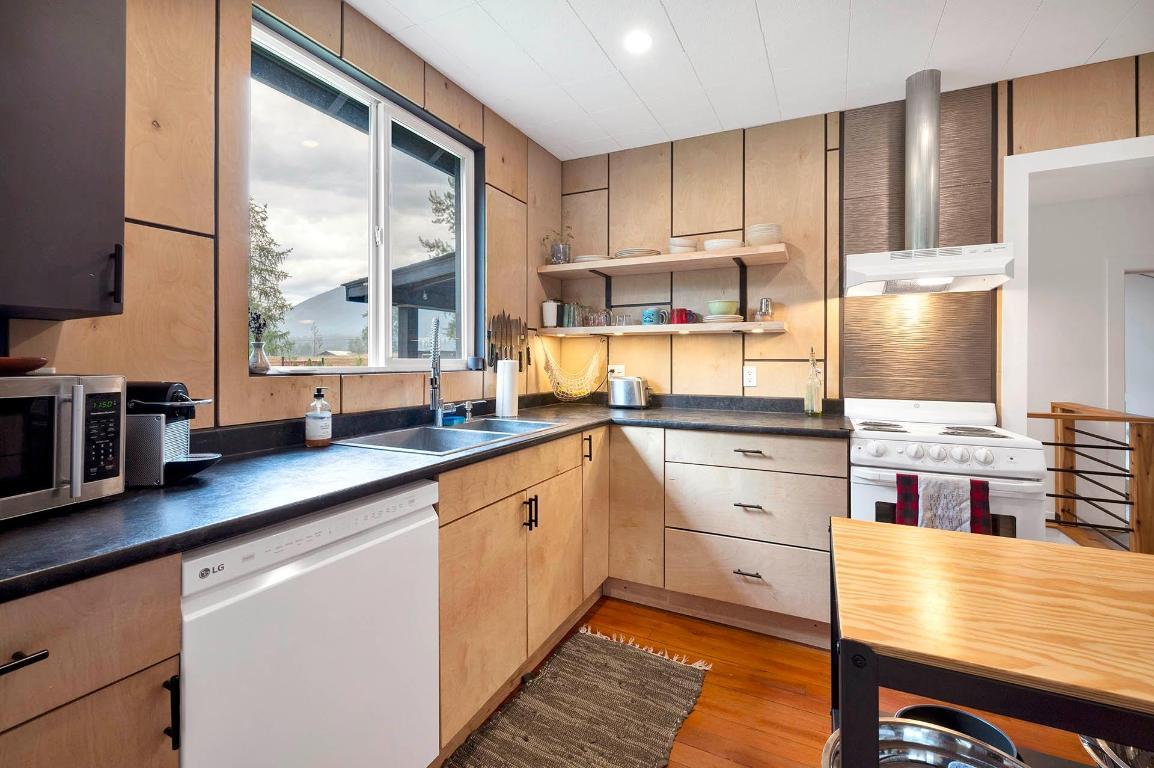 1615 Birch Island Lost Crk Road, Clearwater, BC - Indoor Photo Showing Kitchen With Double Sink