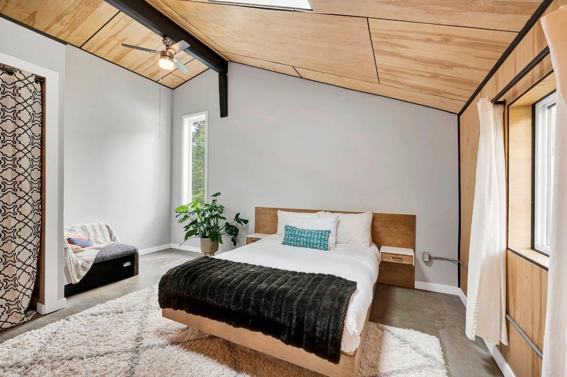 1615 Birch Island Lost Crk Road, Clearwater, BC - Indoor Photo Showing Bedroom