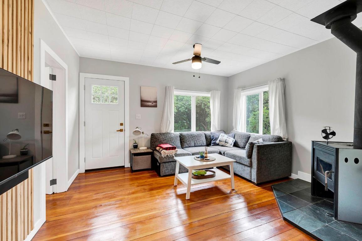 1615 Birch Island Lost Crk Road, Clearwater, BC - Indoor Photo Showing Living Room