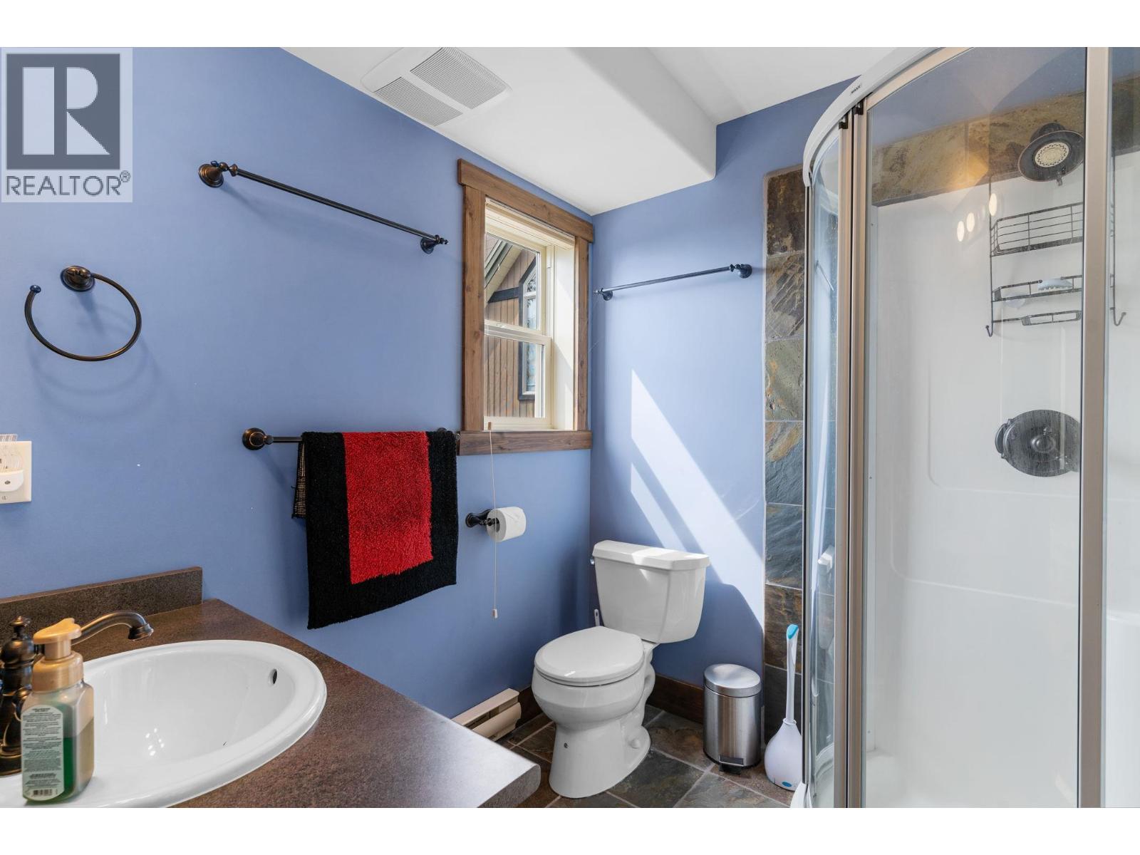 master ensuite - 5890 Snow Pines Crescent, Big White, BC - Indoor Photo Showing Bathroom