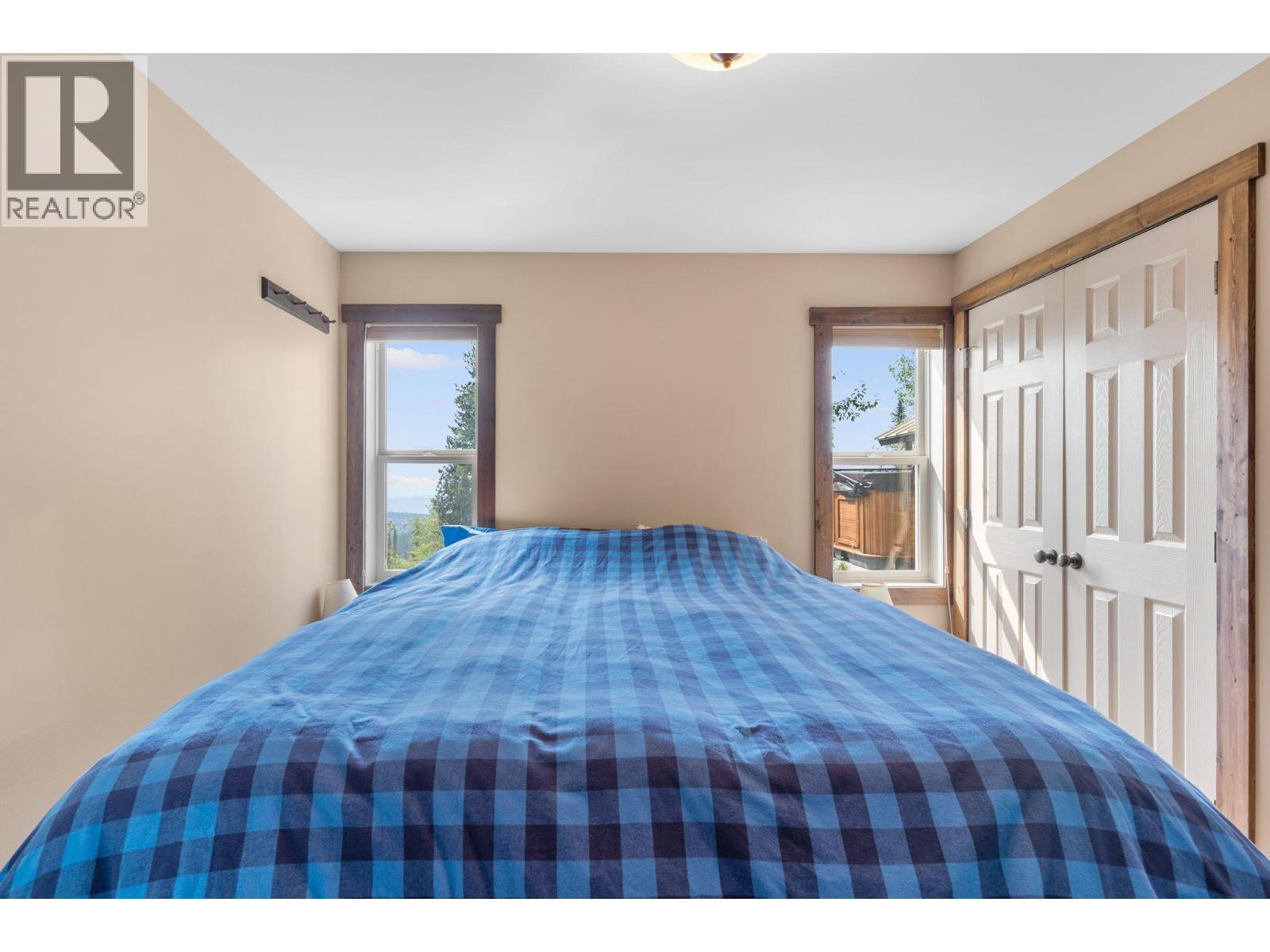 king bed - 5890 Snow Pines Crescent, Big White, BC - Indoor Photo Showing Bedroom