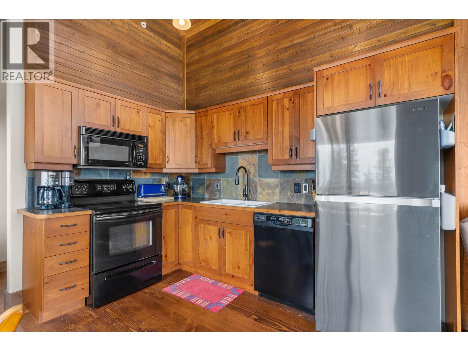 5890 Snow Pines Crescent, Big White, BC - Indoor Photo Showing Kitchen