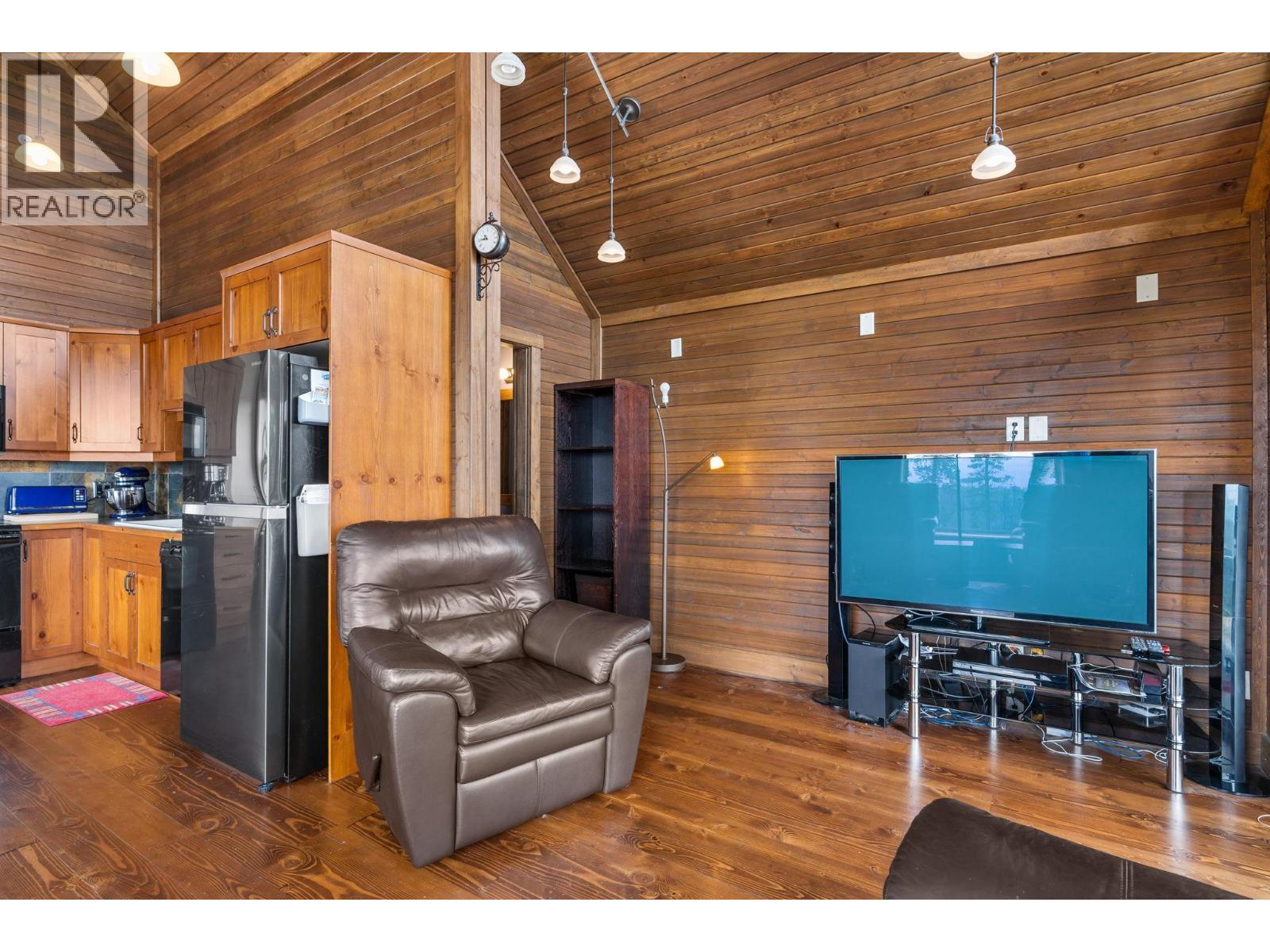 5890 Snow Pines Crescent, Big White, BC - Indoor Photo Showing Kitchen