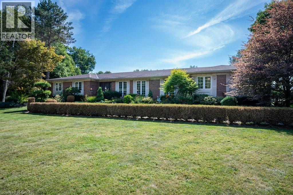Ranch-style home with brick siding and a front yard - 3 Meadowbrook Court, St. George, ON - Outdoor
