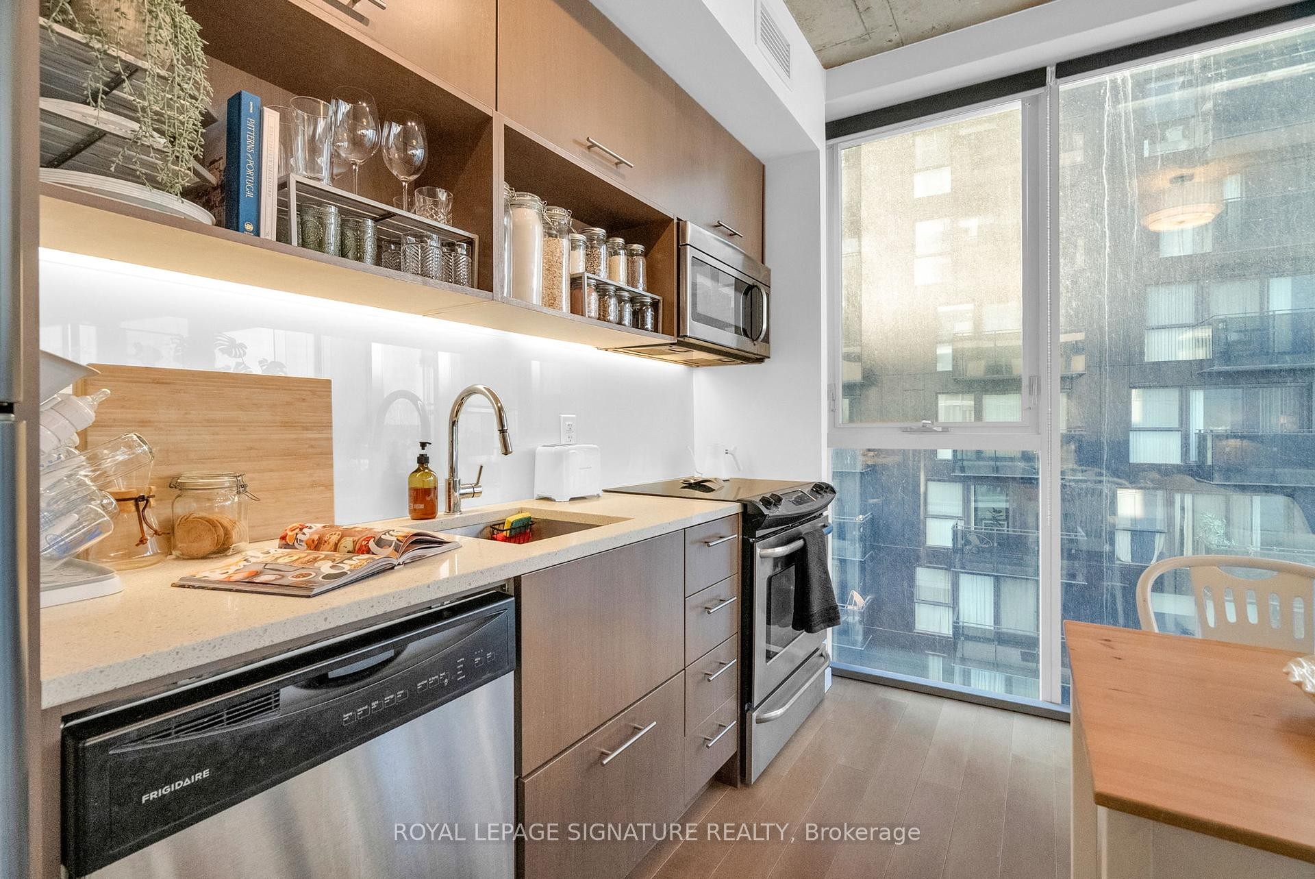 719-32 Trolley Crescent, Toronto, ON - Indoor Photo Showing Kitchen With Upgraded Kitchen