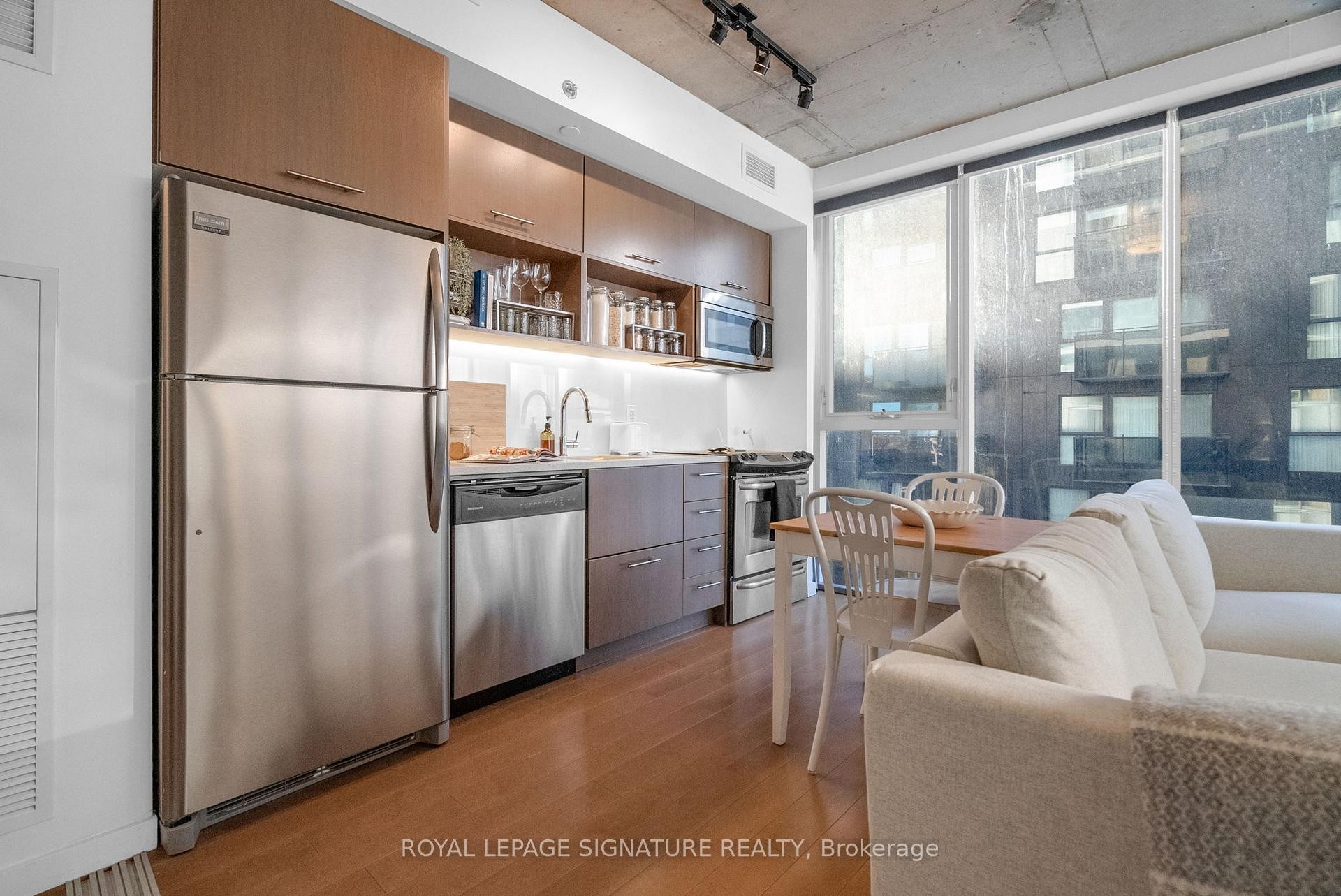 719-32 Trolley Crescent, Toronto, ON - Indoor Photo Showing Kitchen With Upgraded Kitchen