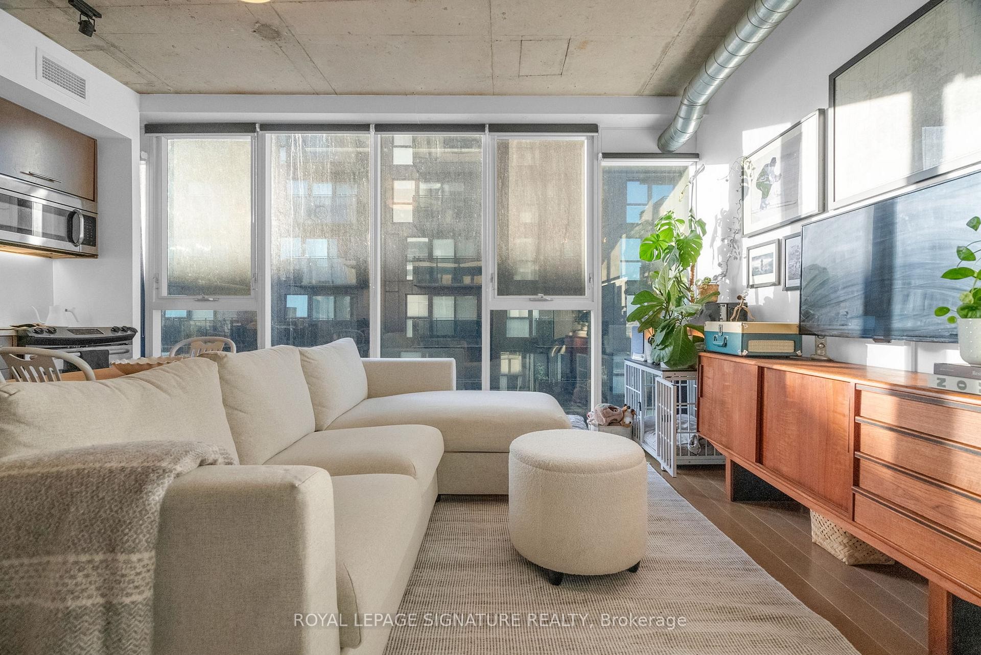 719-32 Trolley Crescent, Toronto, ON - Indoor Photo Showing Living Room