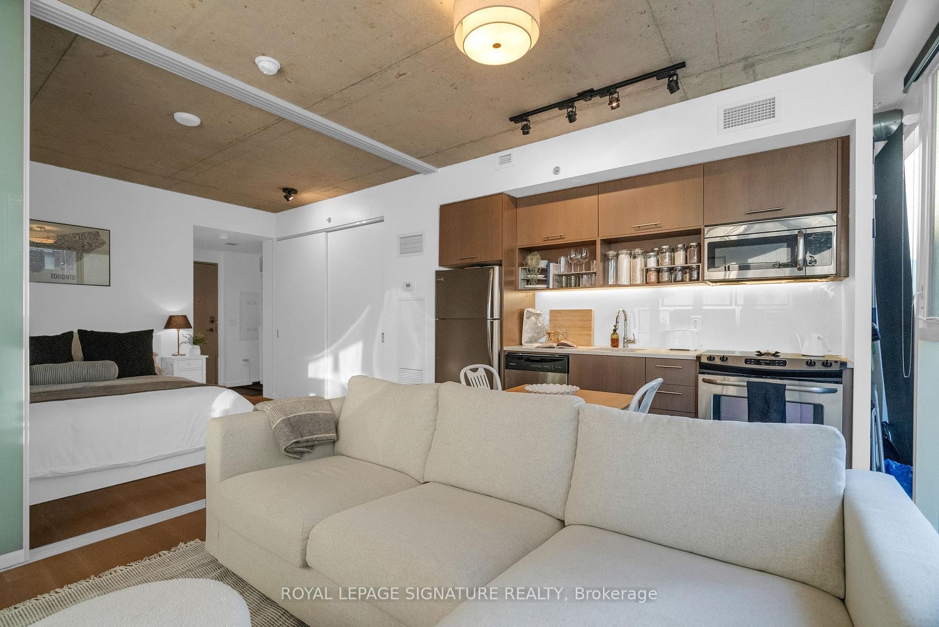 719-32 Trolley Crescent, Toronto, ON - Indoor Photo Showing Living Room