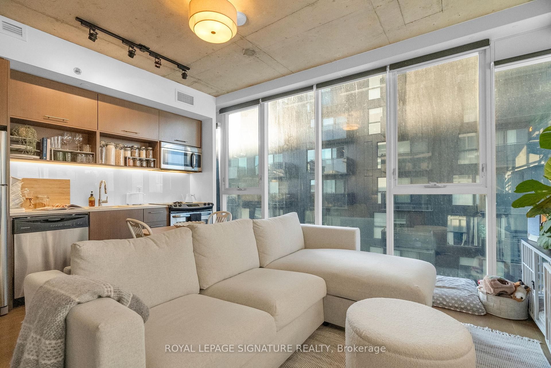 719-32 Trolley Crescent, Toronto, ON - Indoor Photo Showing Living Room