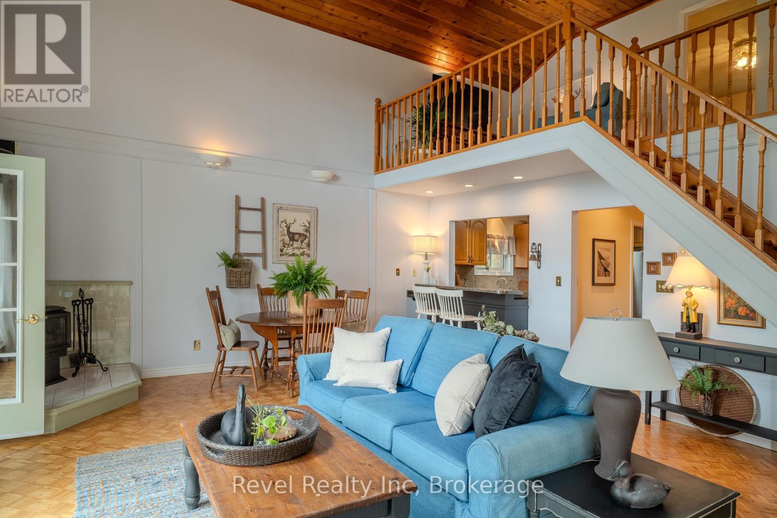 Lving room with vaulted pie ceilings - 14 Swallow Road, Mcdougall, ON - Indoor Photo Showing Living Room