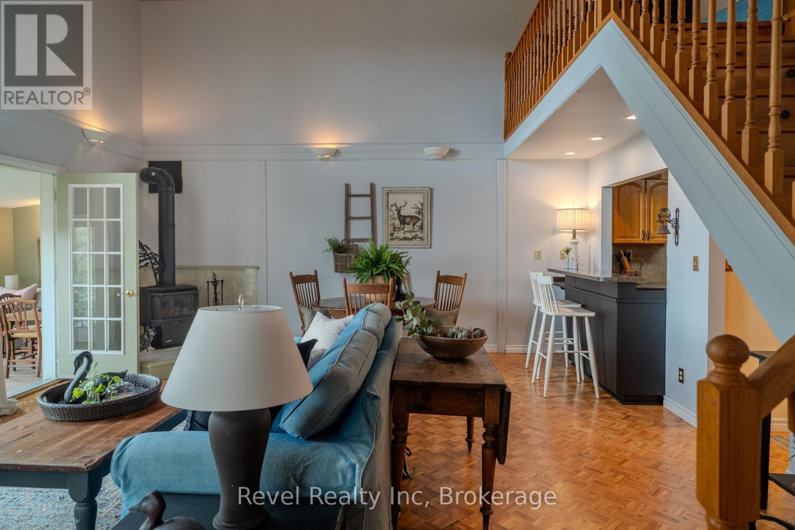 Spacious living area - 14 Swallow Road, Mcdougall, ON - Indoor