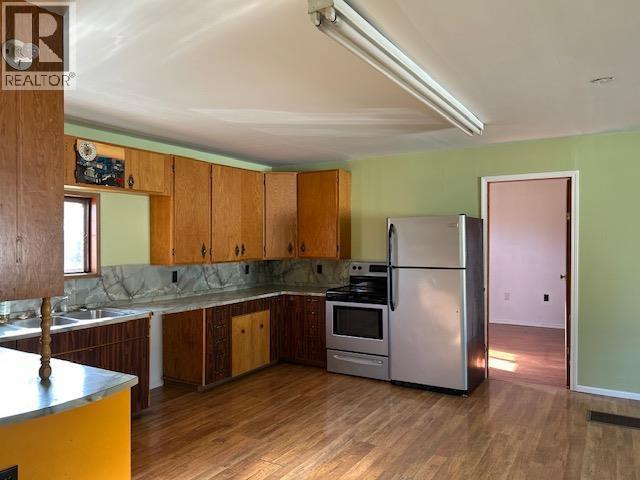 384 W 3Rd Street, Vanderhoof, BC - Indoor Photo Showing Kitchen With Double Sink