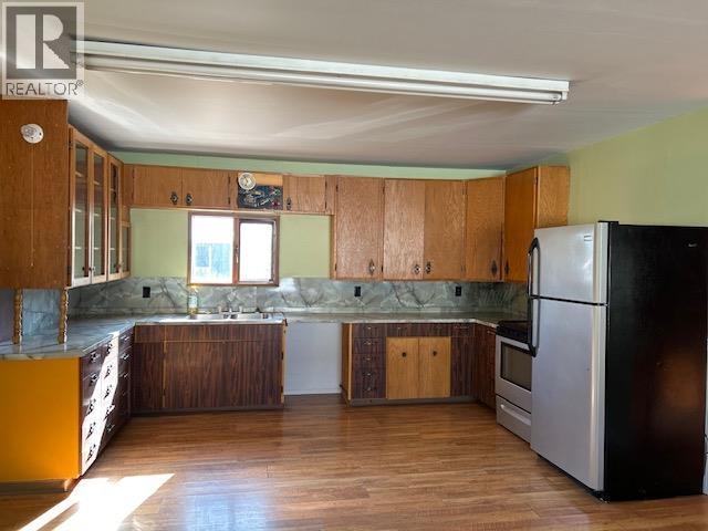 384 W 3Rd Street, Vanderhoof, BC - Indoor Photo Showing Kitchen With Double Sink