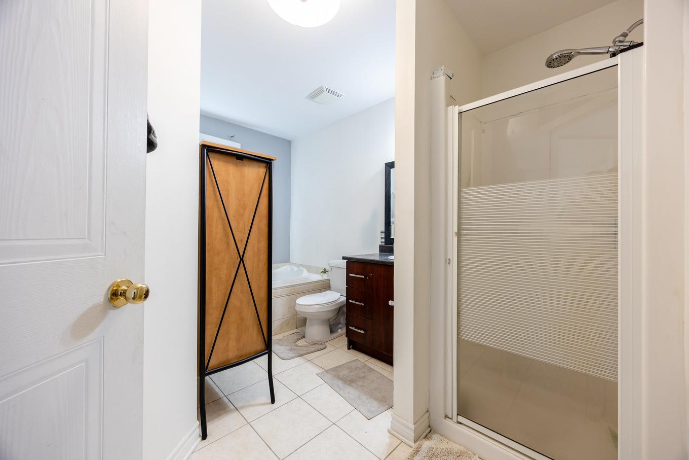 Salle de bains - 6464 Rue Claudel, Brossard, QC - Indoor Photo Showing Bathroom