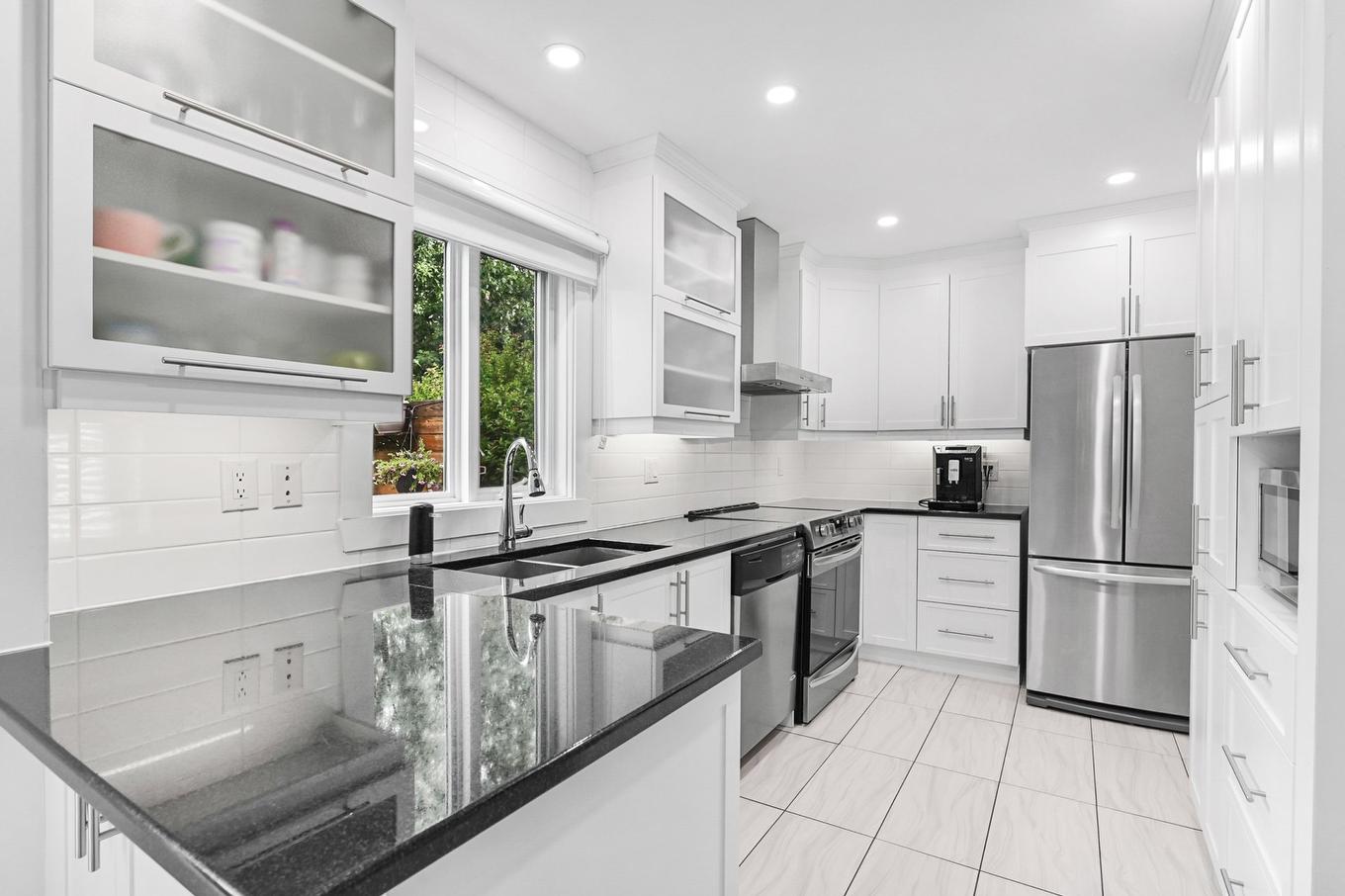 Cuisine - 1702 Rue Adoncour, Longueuil (Le Vieux-Longueuil), QC - Indoor Photo Showing Kitchen With Double Sink With Upgraded Kitchen