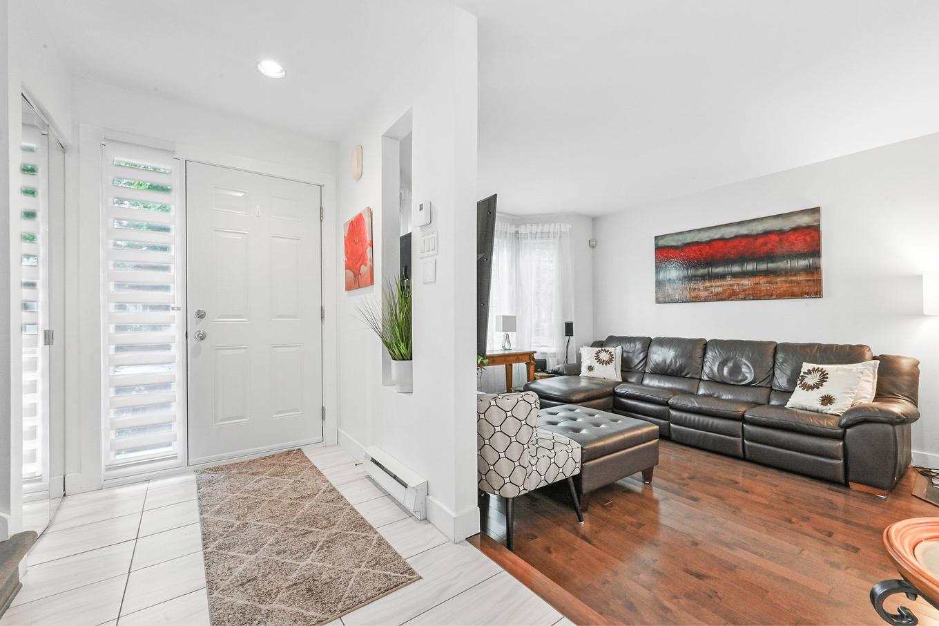 Hall d'entrée/Vestibule - 1702 Rue Adoncour, Longueuil (Le Vieux-Longueuil), QC - Indoor Photo Showing Living Room