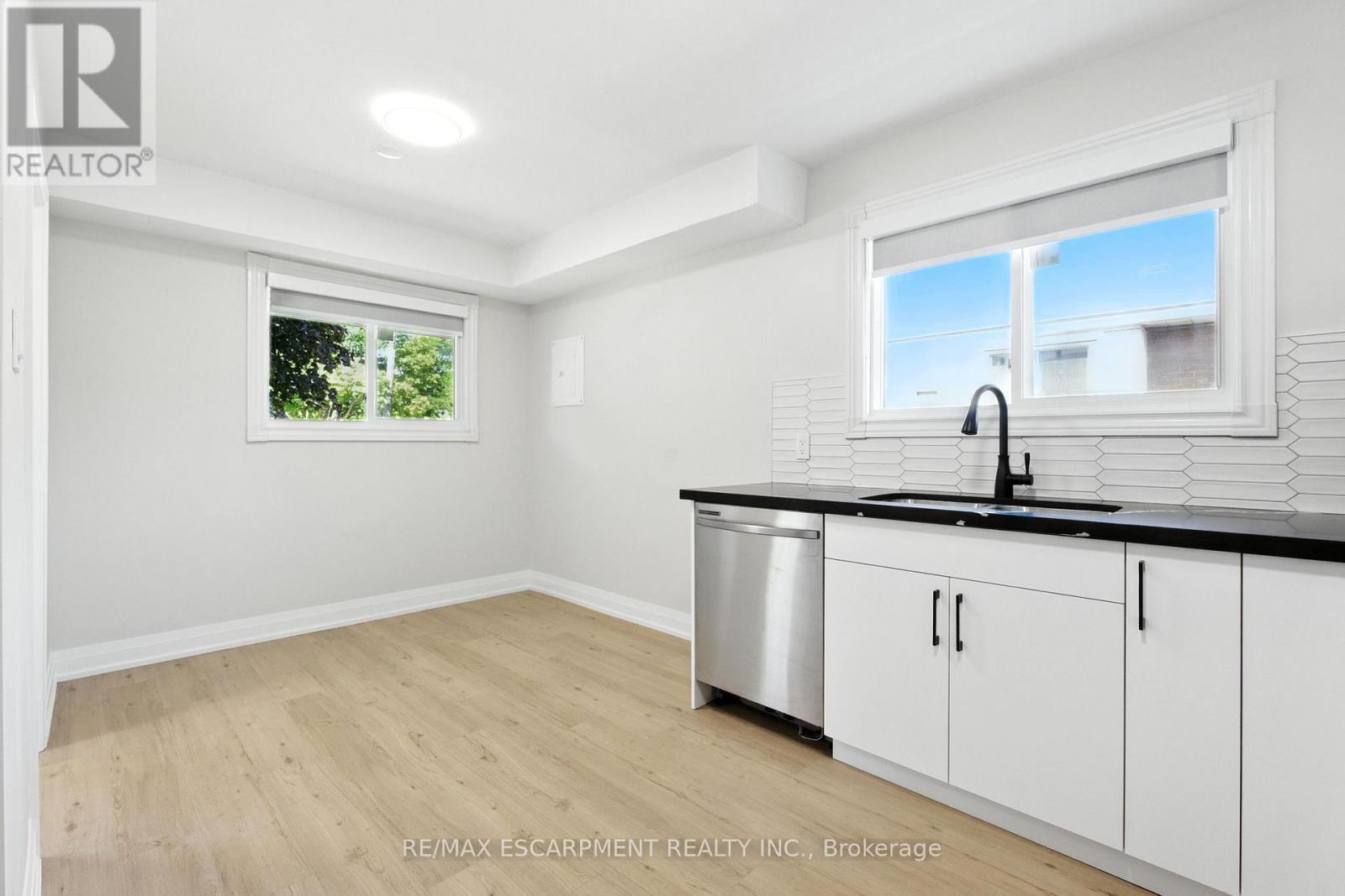 A - 929 Upper Ottawa Street, Hamilton, ON - Indoor Photo Showing Kitchen