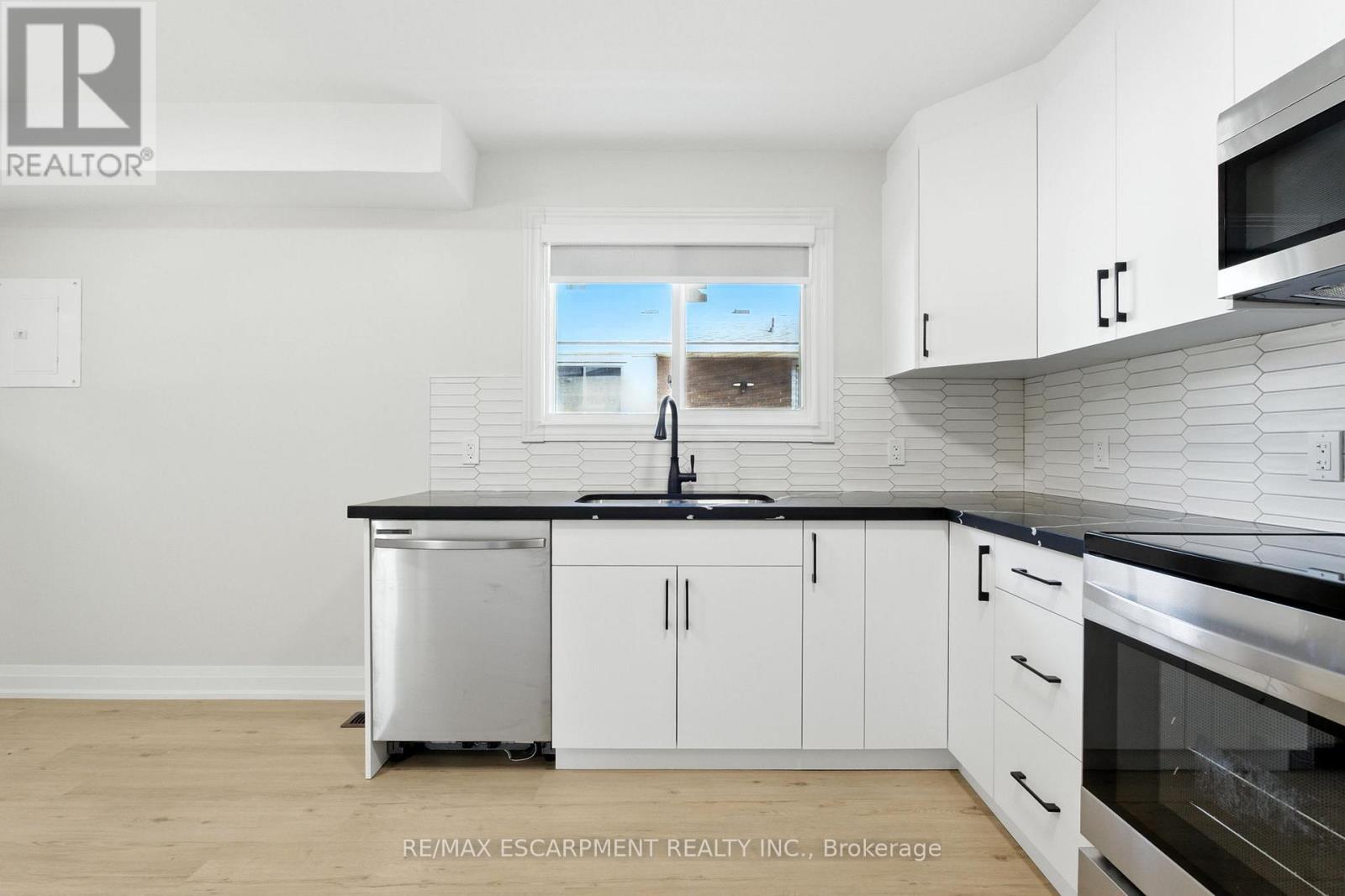 A - 929 Upper Ottawa Street, Hamilton, ON - Indoor Photo Showing Kitchen With Upgraded Kitchen