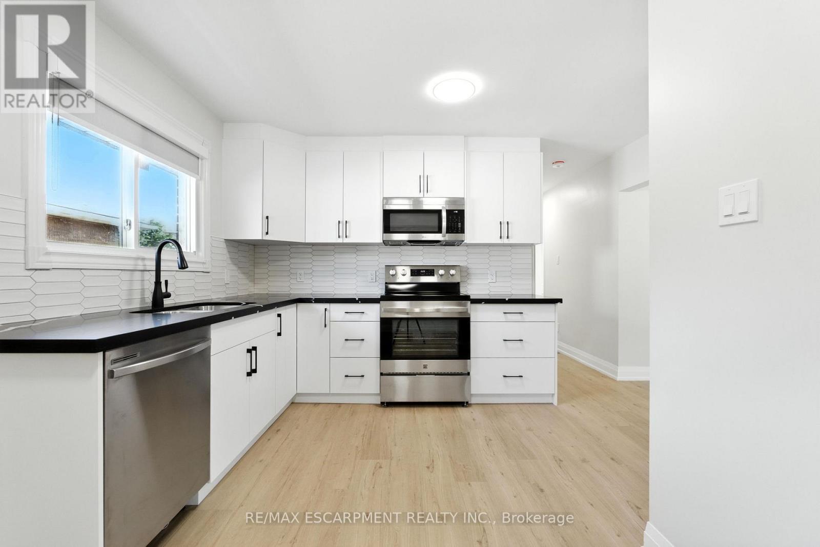 A - 929 Upper Ottawa Street, Hamilton, ON - Indoor Photo Showing Kitchen With Upgraded Kitchen
