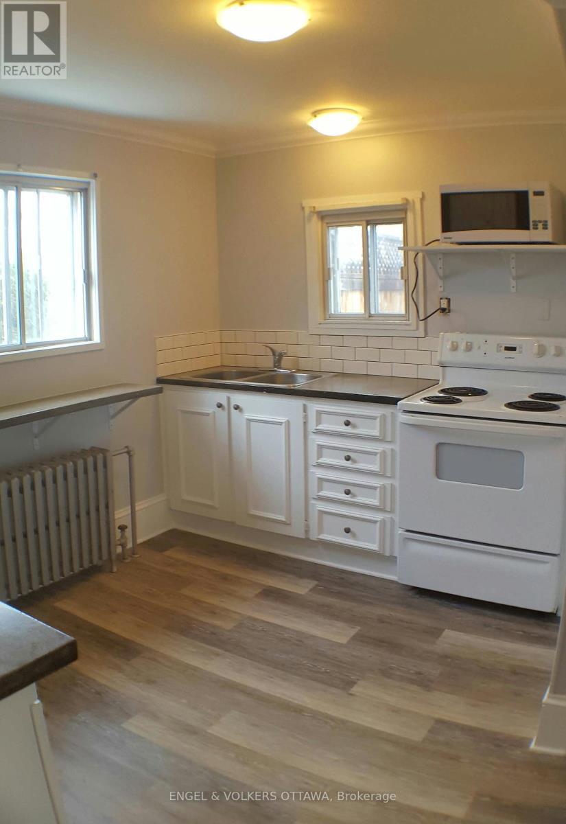 989 Bakervale Drive, Ottawa, ON - Indoor Photo Showing Kitchen