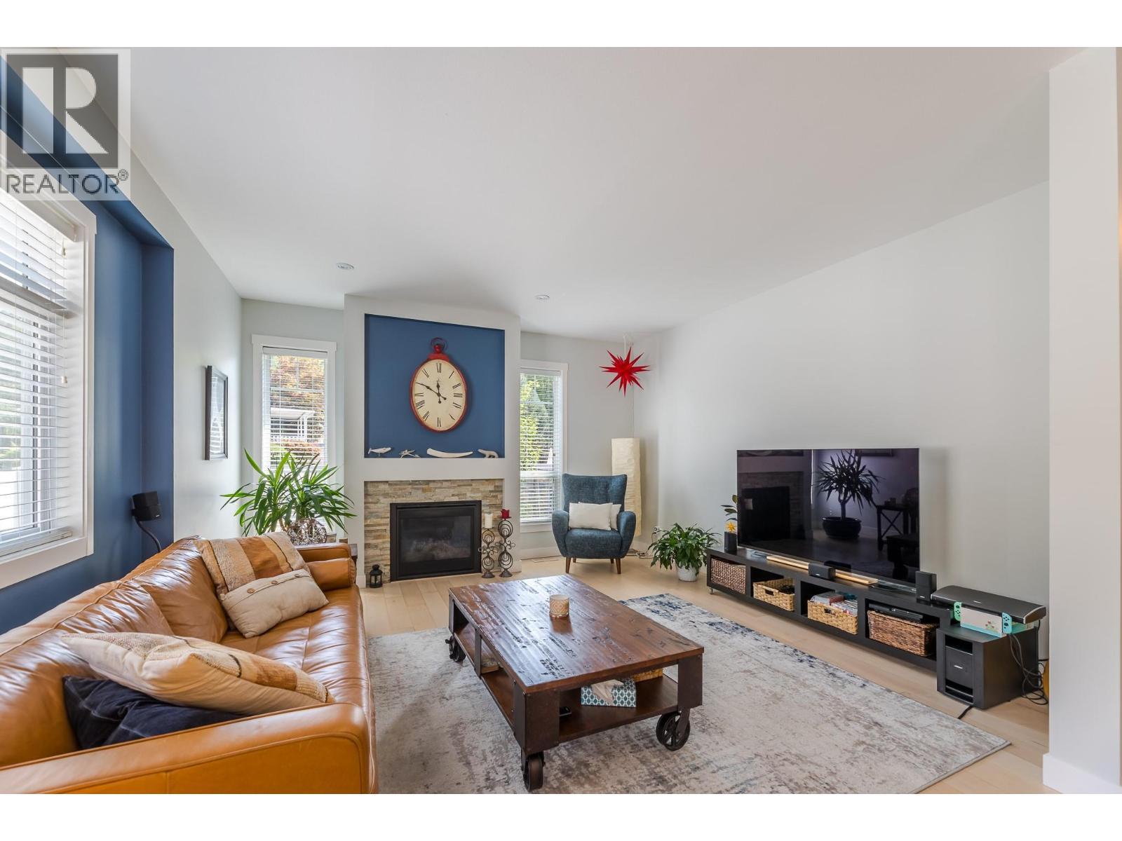 1675 Penticton Avenue Unit# 165, Penticton, BC - Indoor Photo Showing Living Room With Fireplace