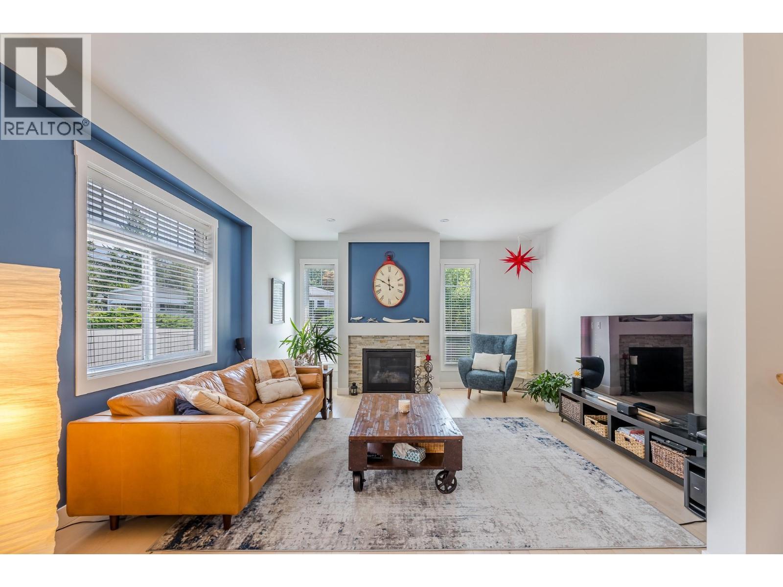 1675 Penticton Avenue Unit# 165, Penticton, BC - Indoor Photo Showing Living Room With Fireplace
