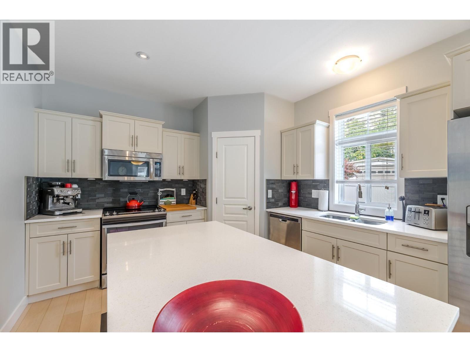 1675 Penticton Avenue Unit# 165, Penticton, BC - Indoor Photo Showing Kitchen With Double Sink