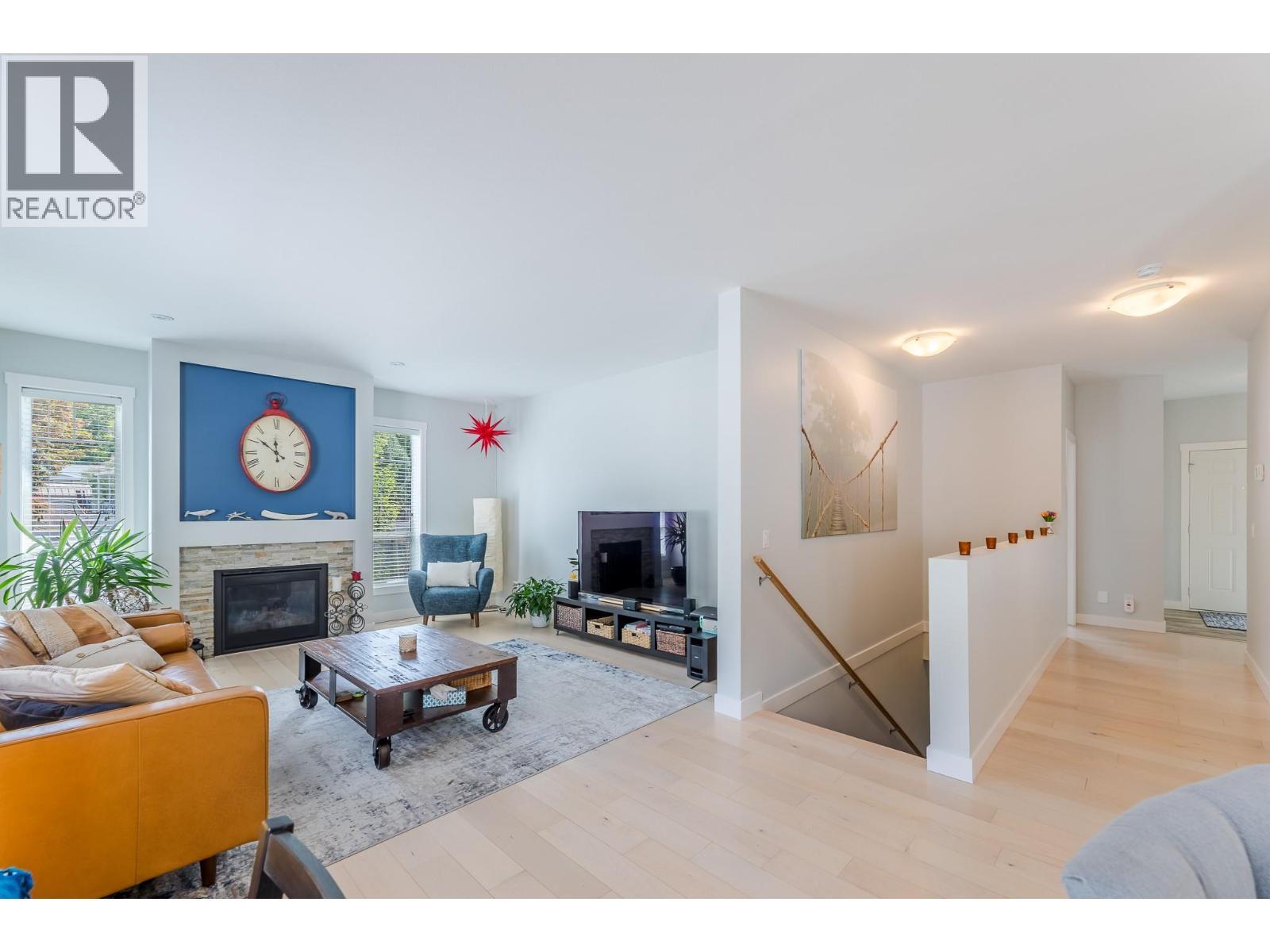 1675 Penticton Avenue Unit# 165, Penticton, BC - Indoor Photo Showing Living Room With Fireplace