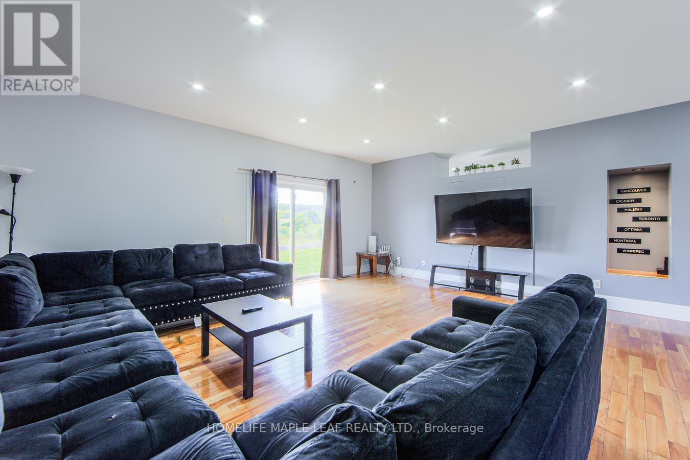 9035 Highway 89, Adjala-Tosorontio, ON - Indoor Photo Showing Living Room