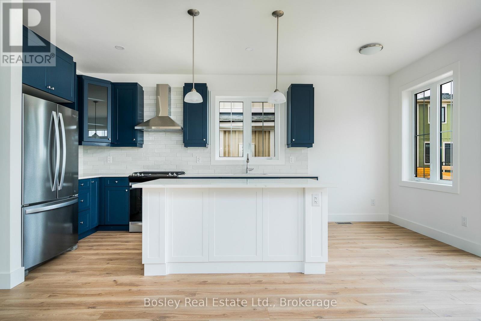 132 White Oak Crescent, Blue Mountains, ON - Indoor Photo Showing Kitchen With Upgraded Kitchen