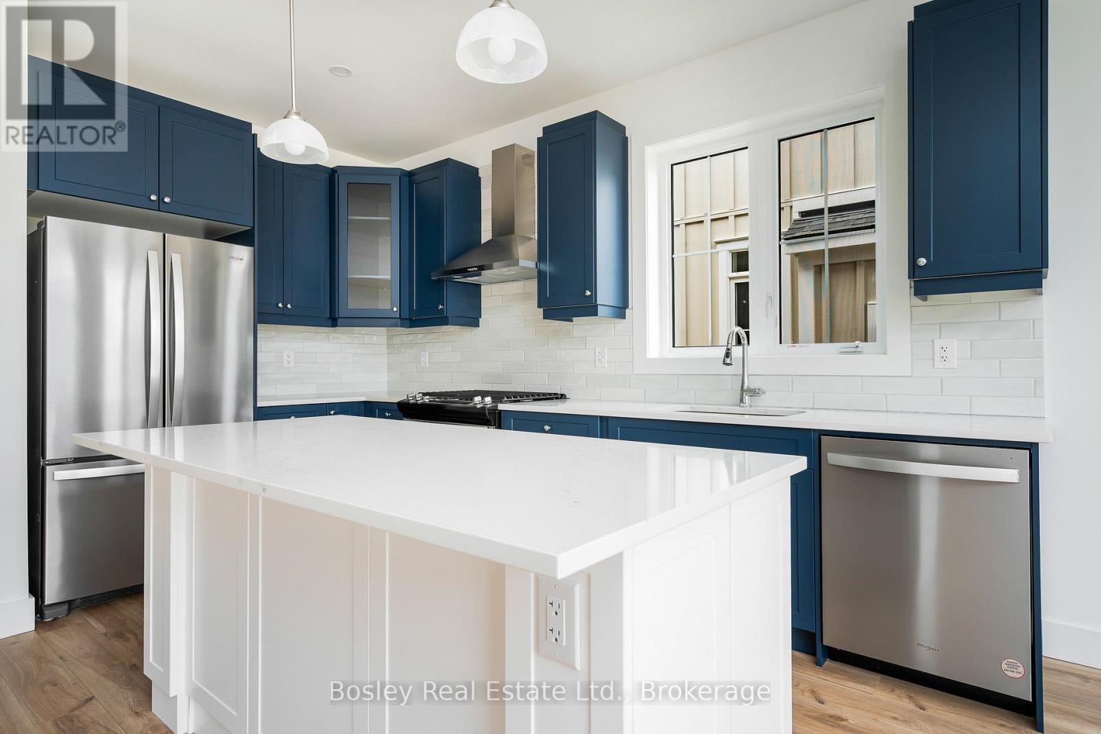 132 White Oak Crescent, Blue Mountains, ON - Indoor Photo Showing Kitchen With Upgraded Kitchen