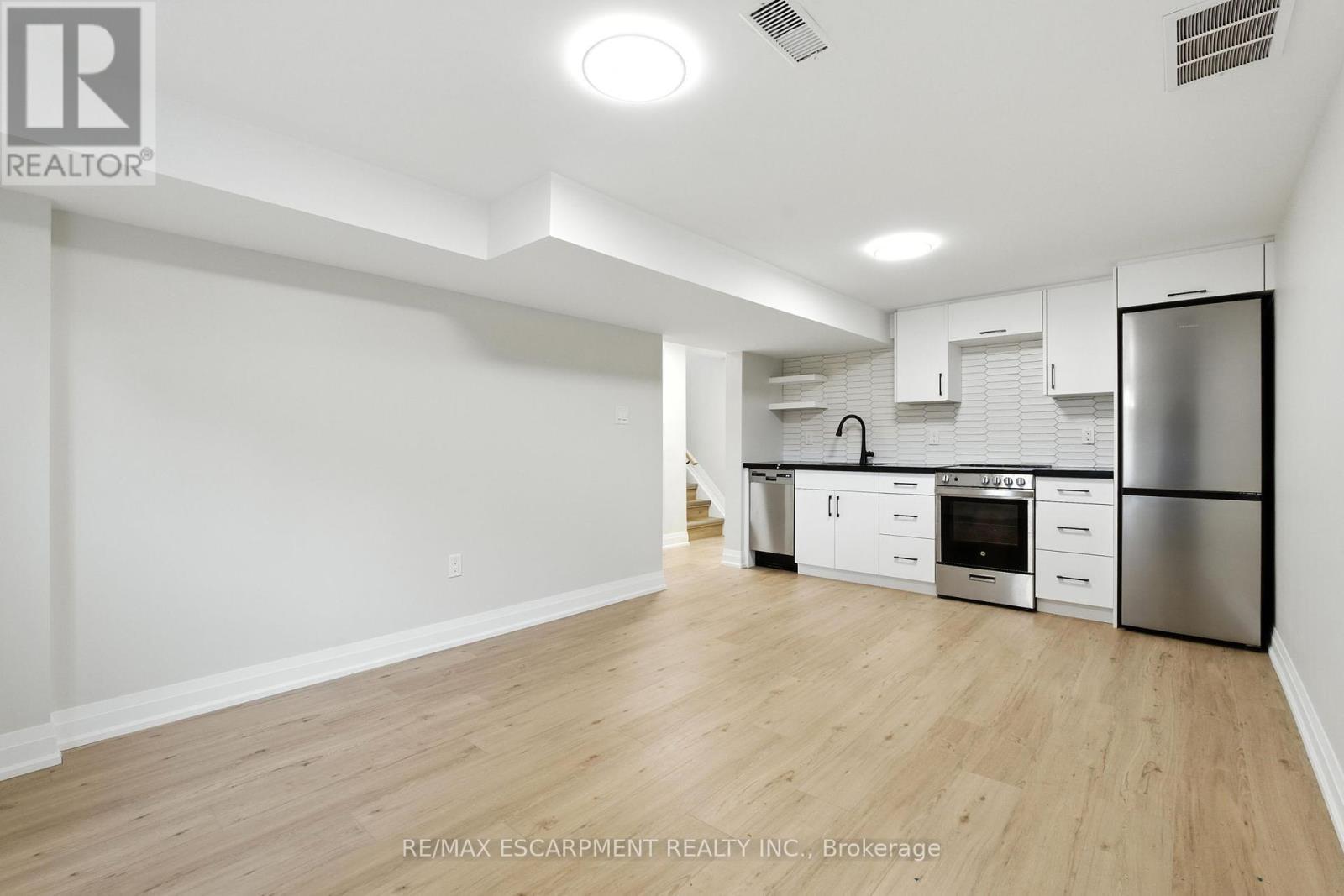 B - 929 Upper Ottawa Street, Hamilton, ON - Indoor Photo Showing Kitchen