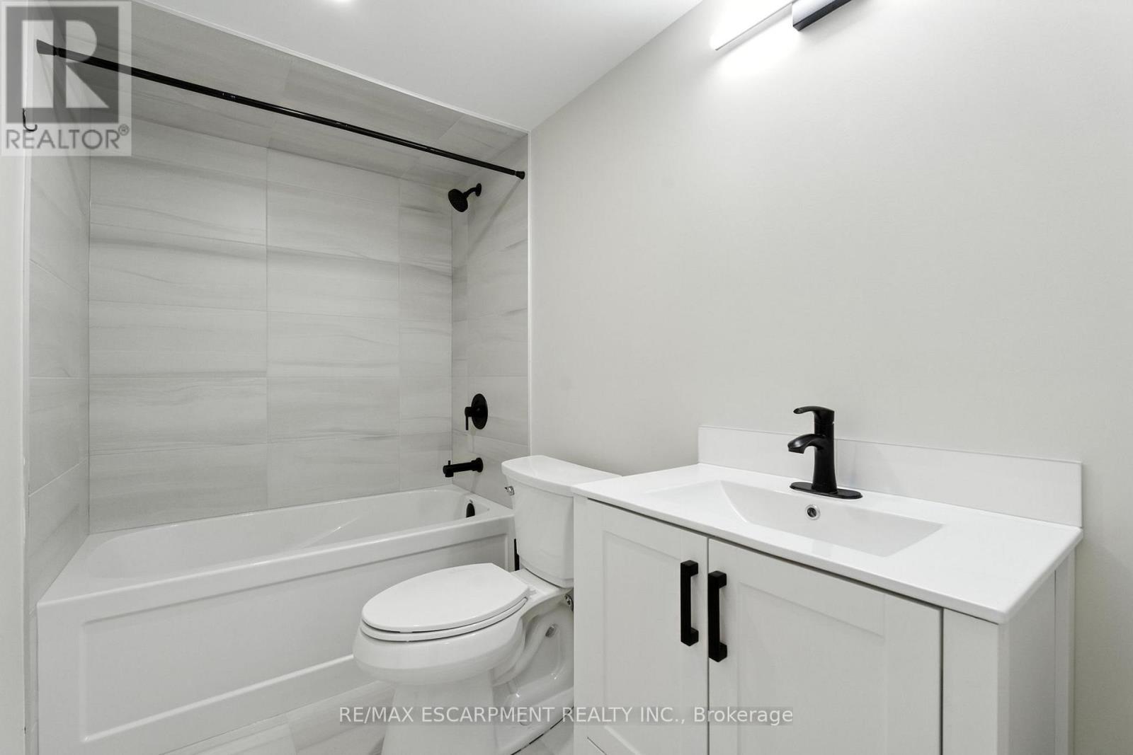 B - 929 Upper Ottawa Street, Hamilton, ON - Indoor Photo Showing Bathroom