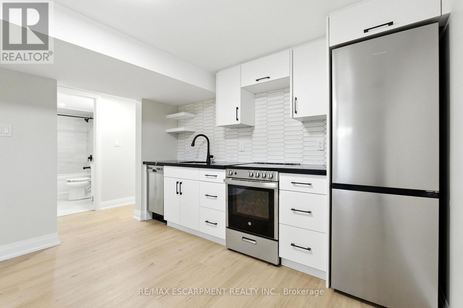 B - 929 Upper Ottawa Street, Hamilton, ON - Indoor Photo Showing Kitchen With Upgraded Kitchen