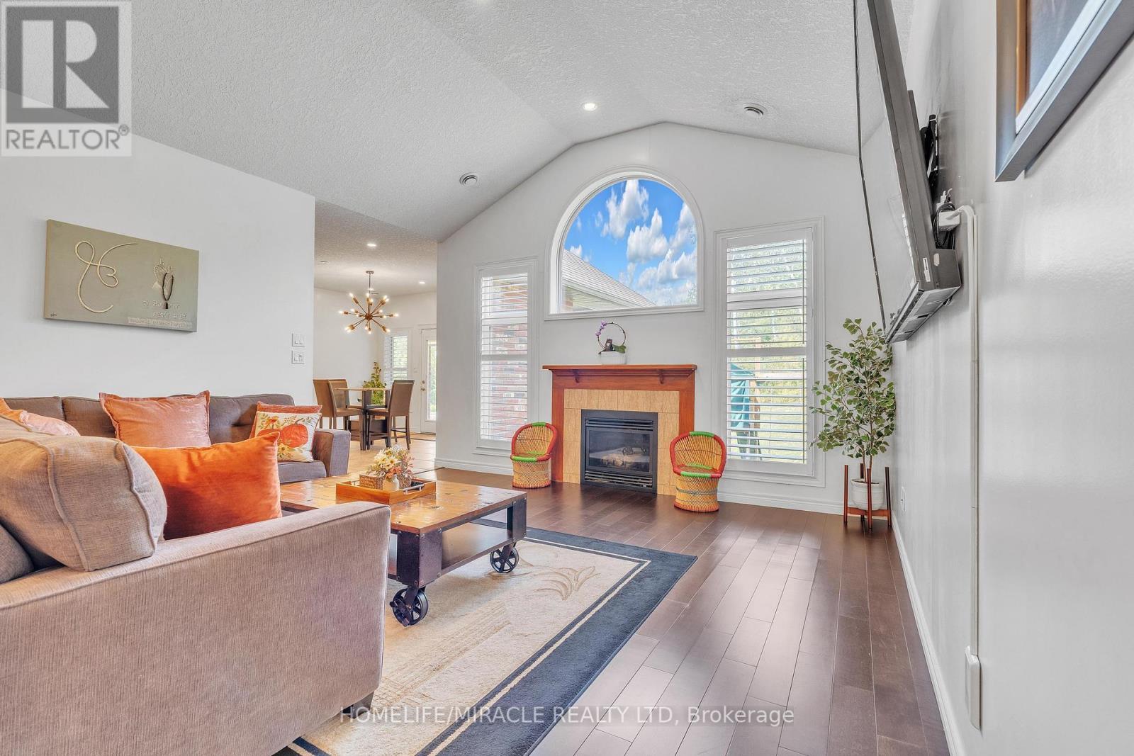 6956 Concession 4, Puslinch, ON - Indoor Photo Showing Living Room With Fireplace
