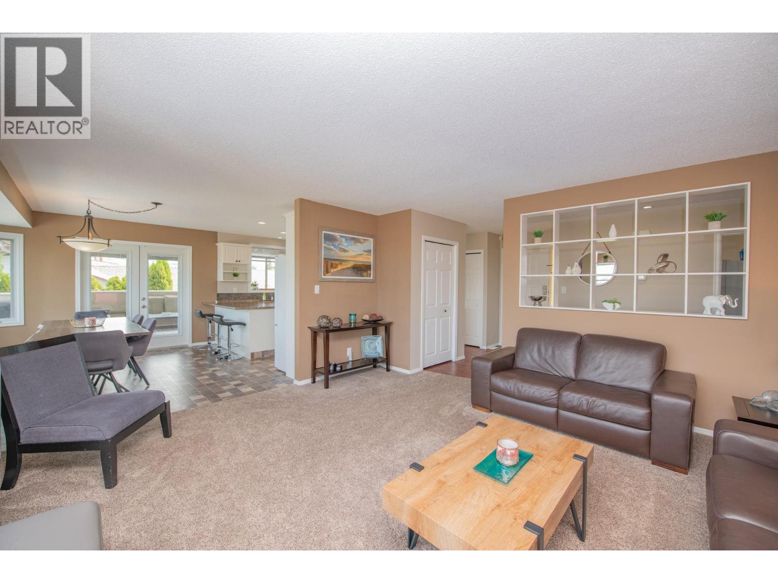 161 Cranberry Lane, Vernon, BC - Indoor Photo Showing Living Room