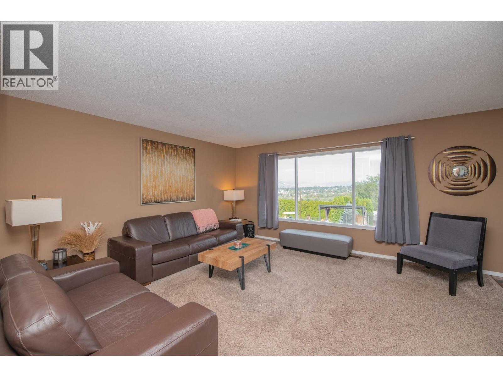 161 Cranberry Lane, Vernon, BC - Indoor Photo Showing Living Room