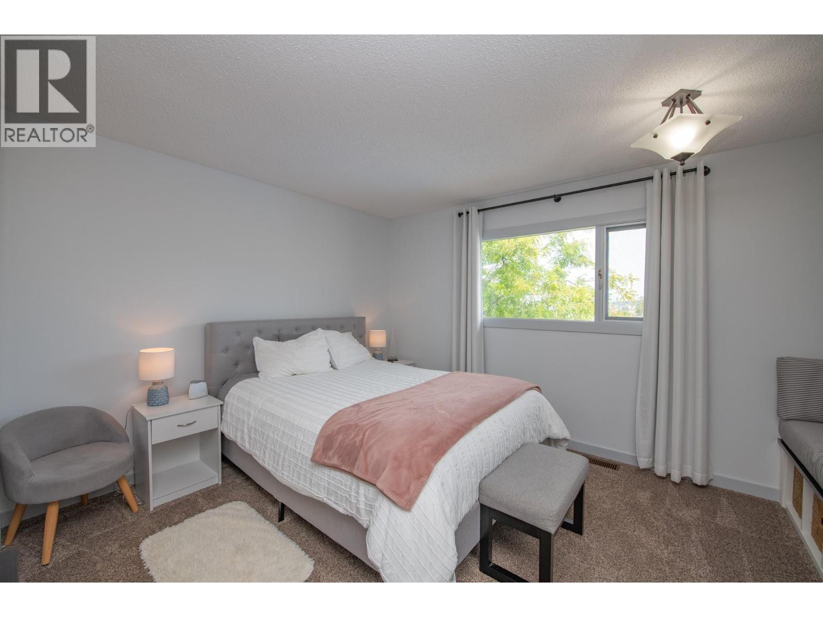 161 Cranberry Lane, Vernon, BC - Indoor Photo Showing Living Room