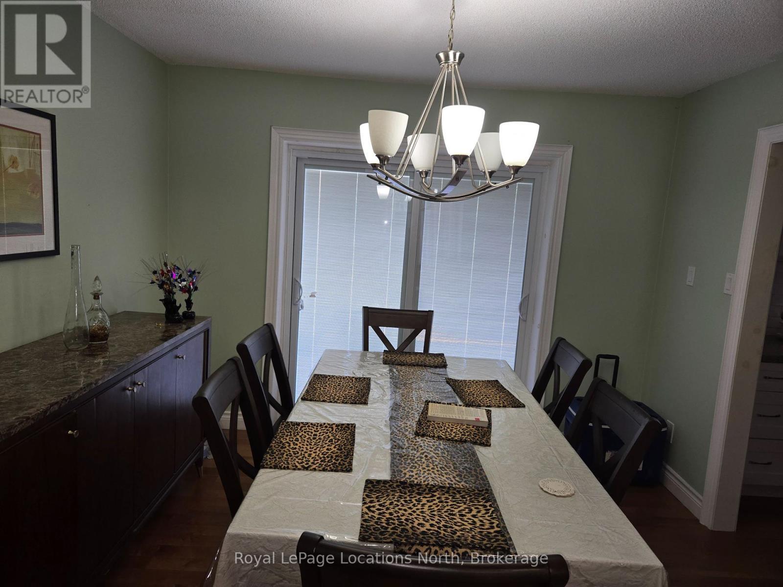 Large separate dining room - 6042 Highway 9 Highway, Caledon (Mono Mills), ON - Indoor Photo Showing Dining Room