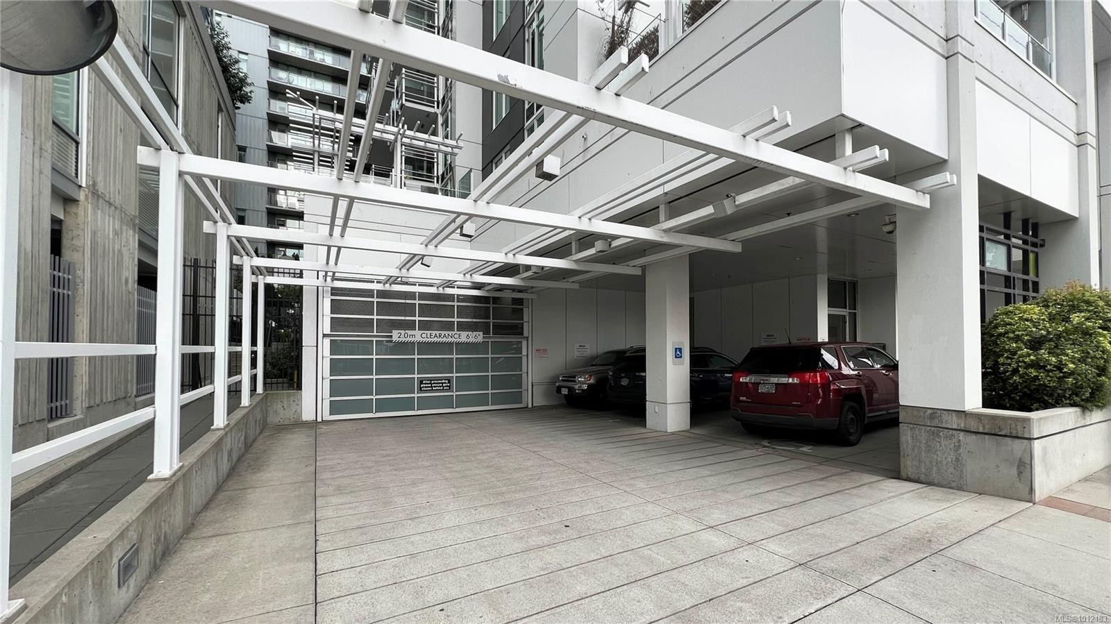 205-1090 Johnson St, Victoria, BC - Outdoor