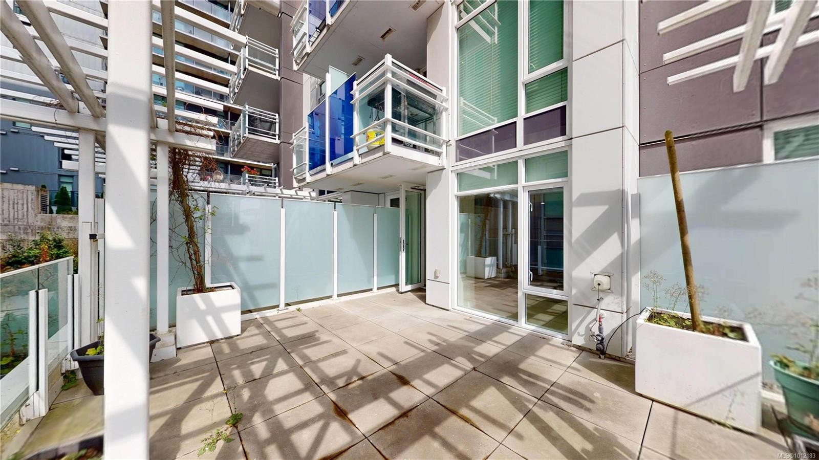 205-1090 Johnson St, Victoria, BC - Outdoor