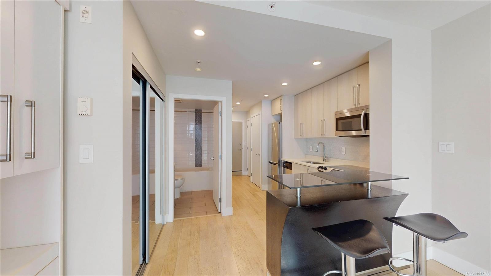 205-1090 Johnson St, Victoria, BC - Indoor