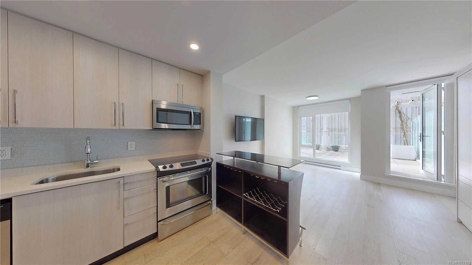 205-1090 Johnson St, Victoria, BC - Indoor Photo Showing Kitchen With Upgraded Kitchen