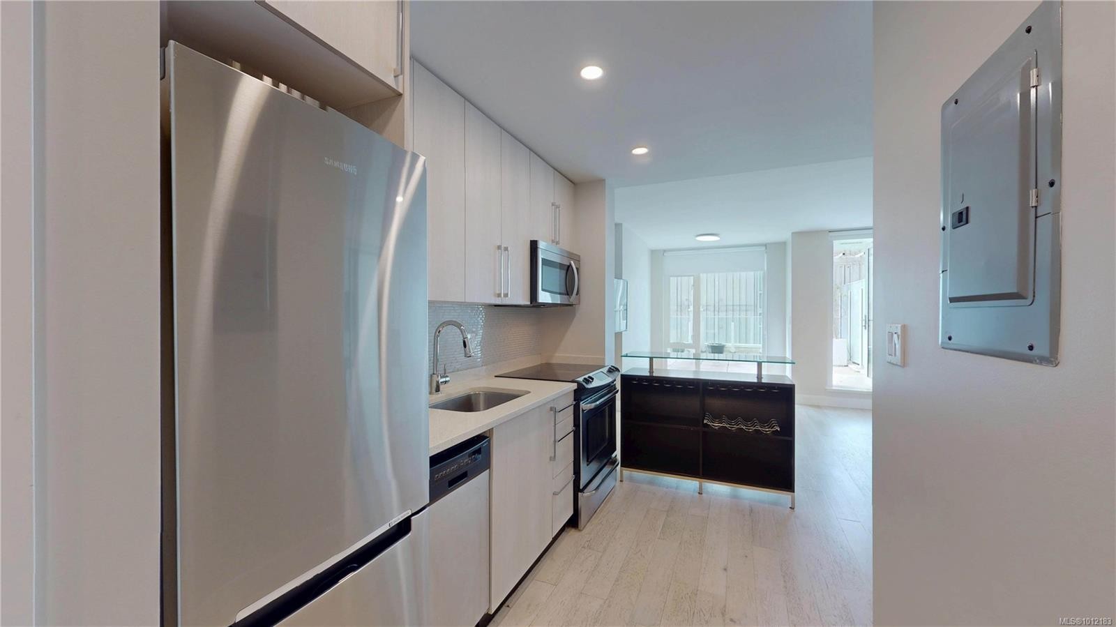 205-1090 Johnson St, Victoria, BC - Indoor Photo Showing Kitchen