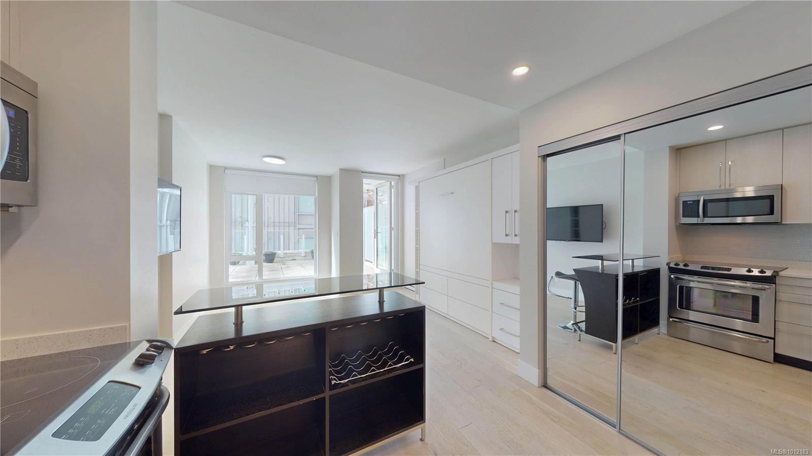 205-1090 Johnson St, Victoria, BC - Indoor Photo Showing Kitchen